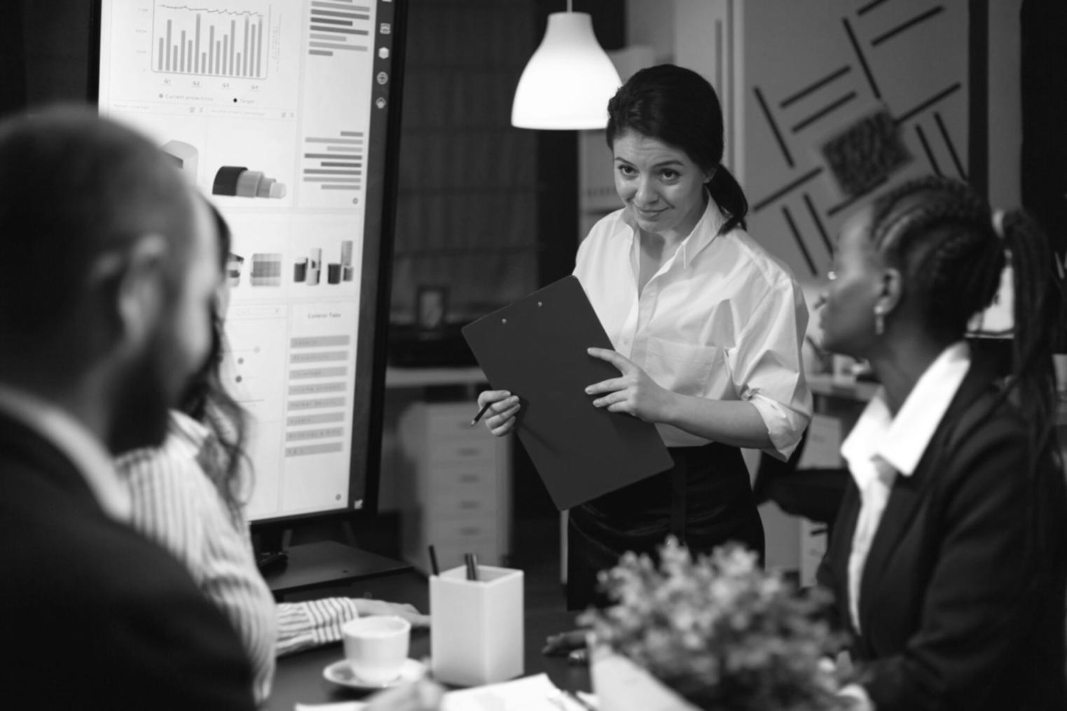 Estudiantes colaborando en análisis financiero